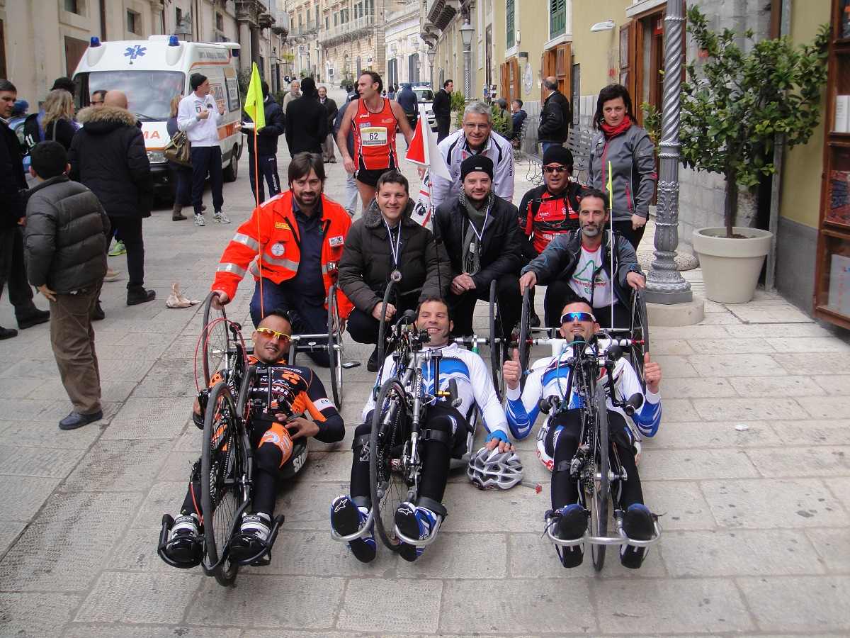 Marathon 2014 il gruppo dell'handbike con il sindaco Piccitto e il vice Iannucci