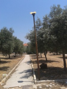 Piazzetta Nicholas Green i lampioni vandalizzati