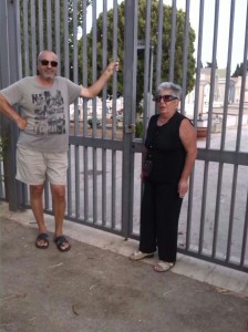 I visitatori in attesa dell'apertura dei cancelli del cimitero