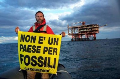 Nella foto distribuita dall'ufficio stampa il 31 luglio 2014 la Rainbow Warrior, nave simbolo di Greenpeace, entrata in azione nel mar Adriatico presso la piattaforma petrolifera Rospo Mare B, di proprietà Edison ed Eni. ANSA/UFFICIO STAMPA GREEN PEACE +++NO SALES - EDITORIAL USE ONLY - NO ARCHIVE+++