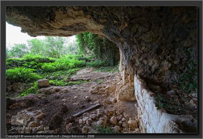 3a - Un riparo paleolitico, perfettamente immerso nella natura