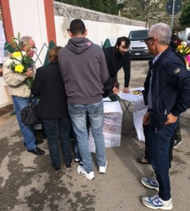 La raccolta firme al cimitero di Ragusa centro