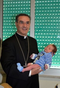Giornata per la vita 2016 il vescovo e il piccolo Belfiore (1)