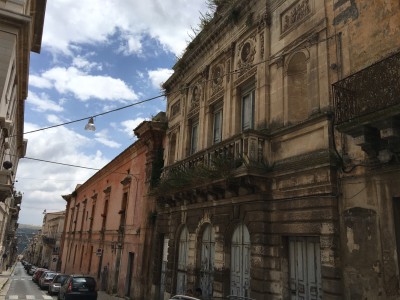 Sterpaglie sul prospetto del teatro