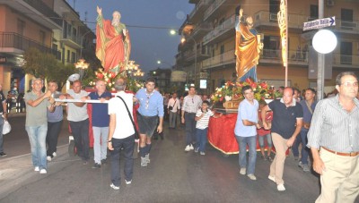 I simulacri dei due Santi apostoli in processione