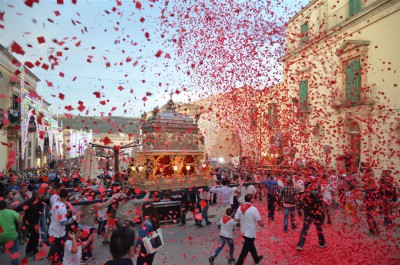 San Giorgio 2016 pioggia di petali e nzaireddi