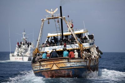 Guardia Costiera / LaPresse 19-04-2011 Lampedusa Cronaca Lampedusa, nuovi sbarchi di immigrati Nella foto: le operazioni di salvataggio DISTRIBUTION FREE OF CHARGE - NOT FOR SALE