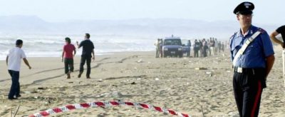 2002/09/22 SCOGLITTI (RAGUSA): CLANDESTINI MORTI SUL LITORALE DI SCOGLITTI (foto Ragonese:Scardino)