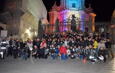 motofiaccolata-2015-il-gruppo-dinanzi-al-duomo