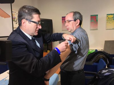 Il dott. Ferrera e don Occhipinti durante la vaccinazione