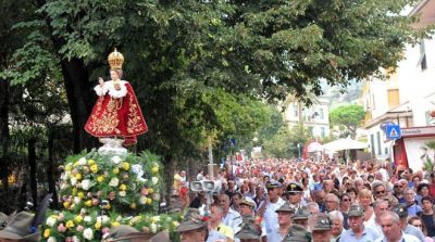 Il simulacro del Gesù Bambino di Praga in processione