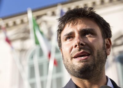 Alessandro Di Battista del M5S, con la delegazione di parlamentari delle minoranze che protesta contro la tagliola al Ddl costituzionale sulle riforme, raggiunge il Quirinale. Si tratta di un centinaio di senatori e deputati di M5S, Sel, Lega e Gruppo Misto, Roma, 24 luglio 2014. ANSA/MASSIMO PERCOSSI