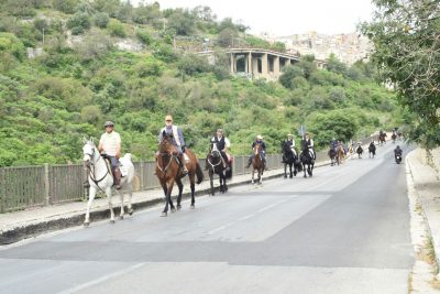 I cavalieri lungo la circonvallazione di Ibla