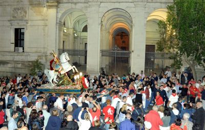 San Giorgio 2015 dinanzi a palazzo di Città