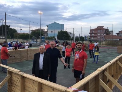 Don Guarneri e don Russelli nel campo del calcio balilla umano