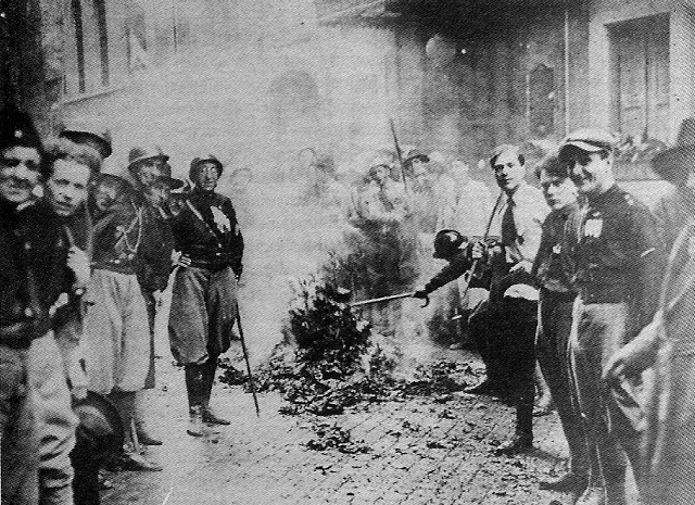 Risultati immagini per il fascismo che brucia i libri