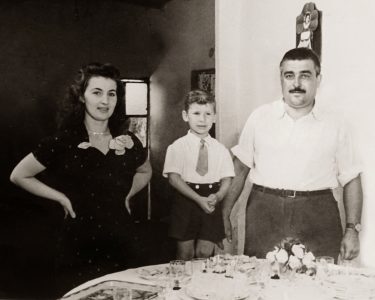 Festa per il 5° compleanno di Giovanni Tidona in Argentina, con i genitori Elisabeth e Carmelo, 1956 (Collezione Giovanni Tidona)